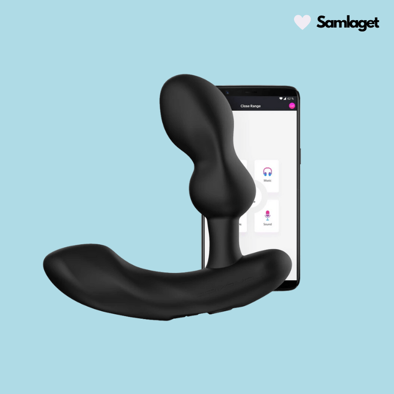 En svart Lovense Edge Prostate Massager bredvid en smartphone som visar appens gränssnitt med olika funktionsknappar (musik, remote, ljud), allt mot en ljusblå bakgrund.