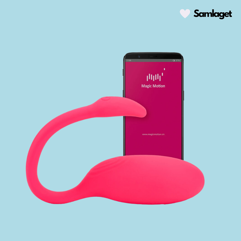 En rosa Magic Motion Flamingo vibrator bredvid en smartphone som visar appens gränssnitt med logotypen 'Magic Motion', allt mot en ljusblå bakgrund.