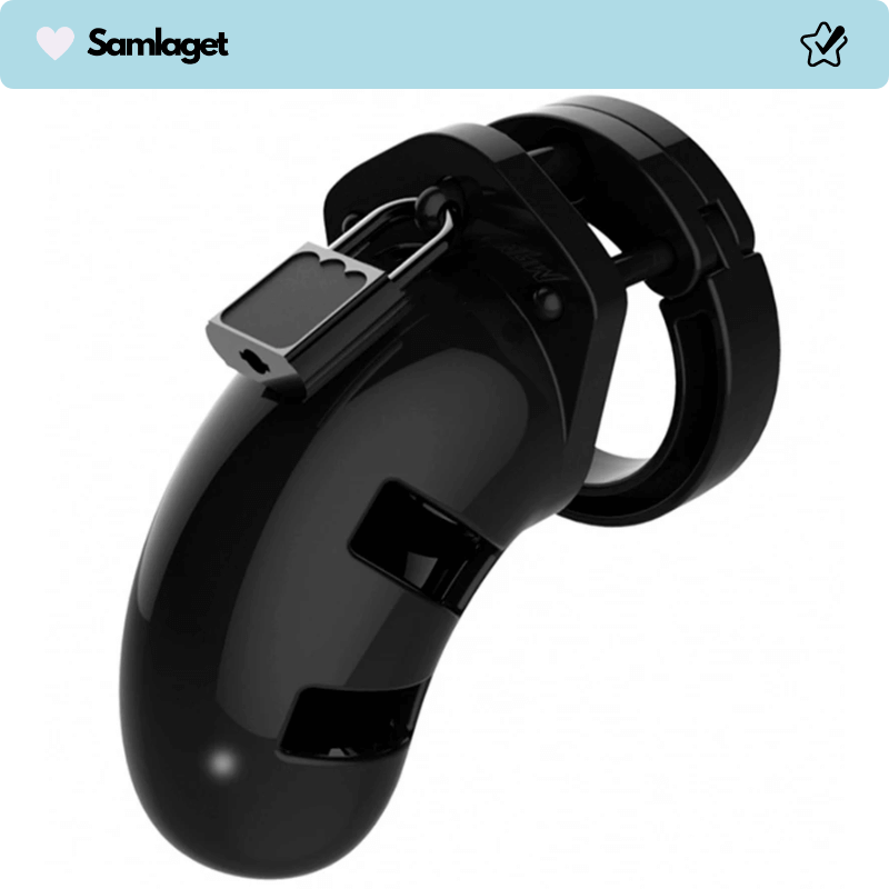 Mancage 01 justerbart kyskhetsbälte i svart plast. Ergonomisk design med ventilationsöppningar och låsmekanism för säker förvaring.