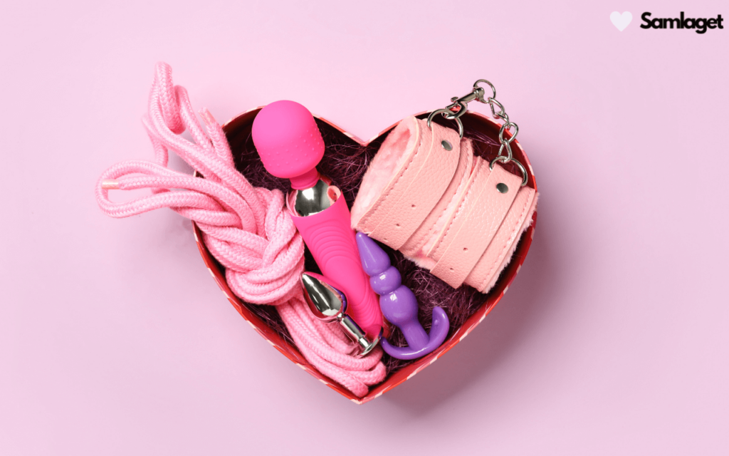 Sexleksaker i en hjärtformad låda, inklusive rep, vibrator och handbojor.