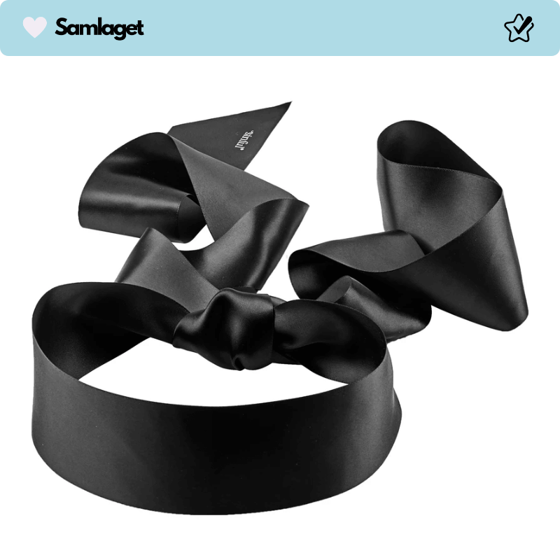 Sinful Deluxe satinögonbindel i svart. Tillverkad av mjukt satinmaterial för en lyxig känsla, perfekt för sensuella lekar.