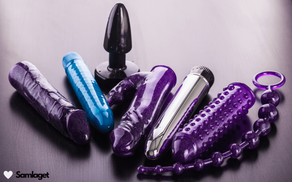 Samlingsbild av olika sexleksaker inklusive dildos, buttplug, analpärlor och vibratorer i olika färger.